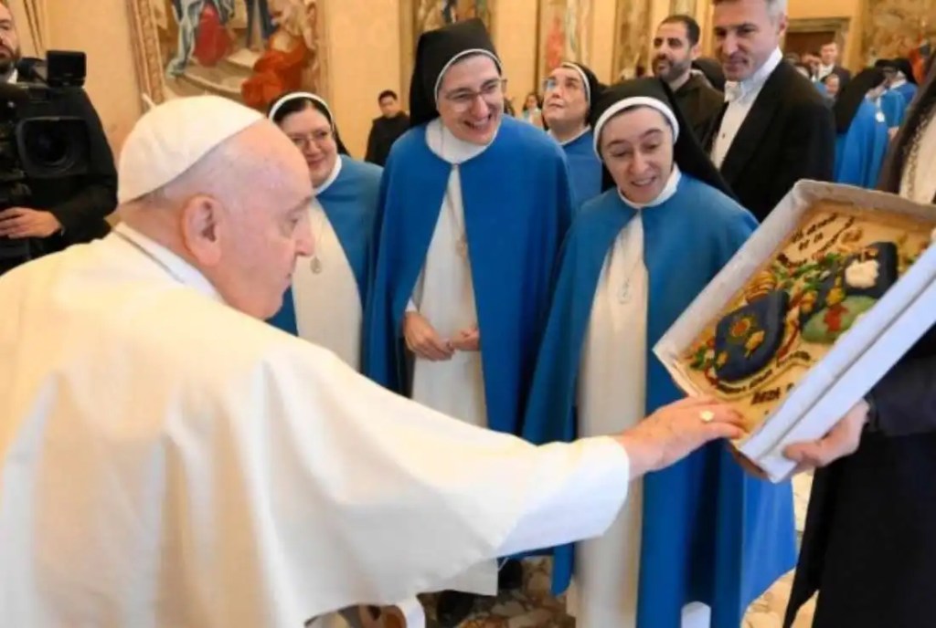 POPE SENDS SLEUTHS TO HUNT ANGELS & DEMONS!